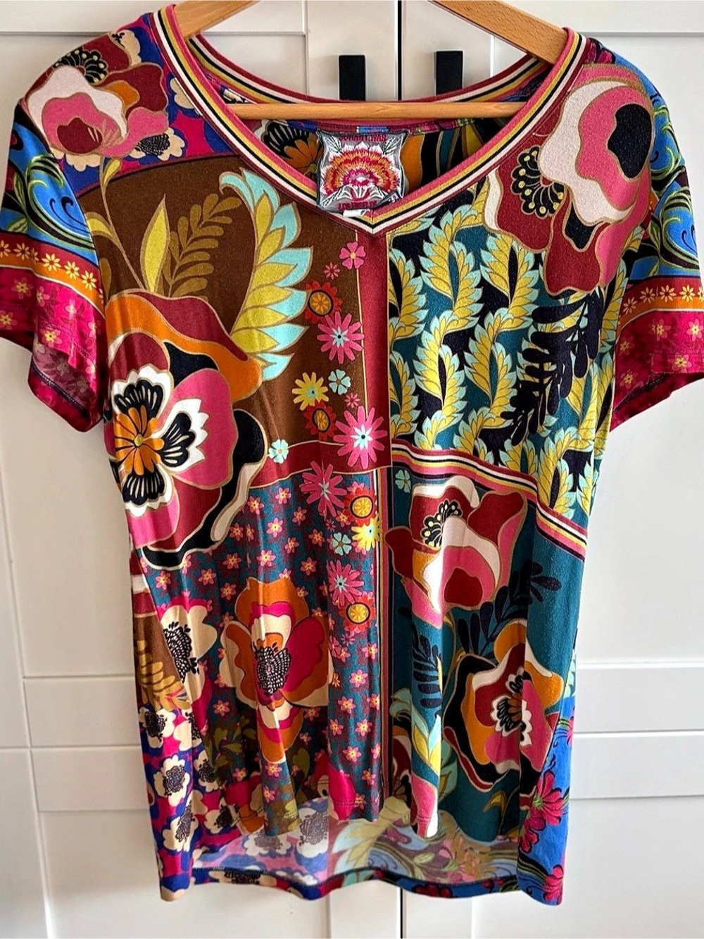 JOHNNY WAS MEDIUM - THE JANIE - FAVORITE SHORT SLEEVE V-NECK TEE TOP PROMISINO